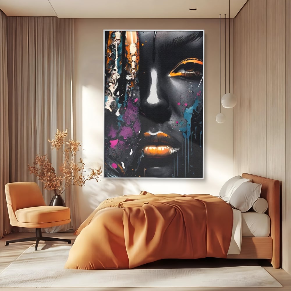 Tablou canvas cu tablou canvas cu portret street art, in rama de aluminiu argintiu, pe perete intr-un dormitor
